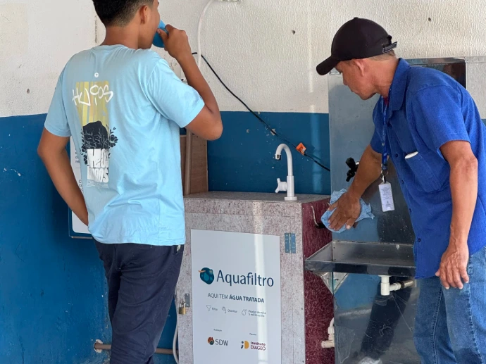 Instalação de filtro de água em uma escola