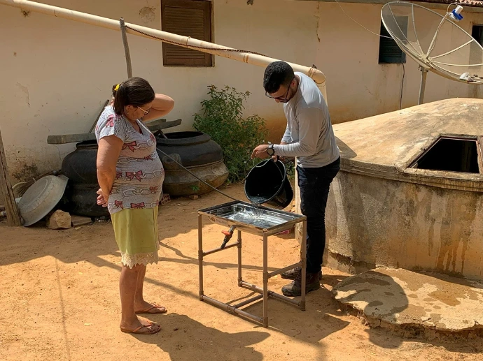 Família utilizando uma estrutura de armazenamento de água